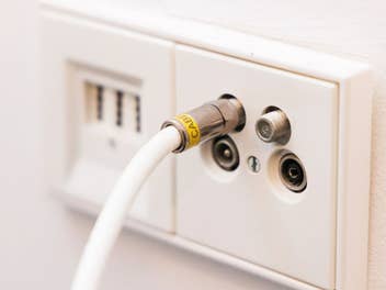 Kabel-Anschluss in einer Steckdose in einer Wohnung