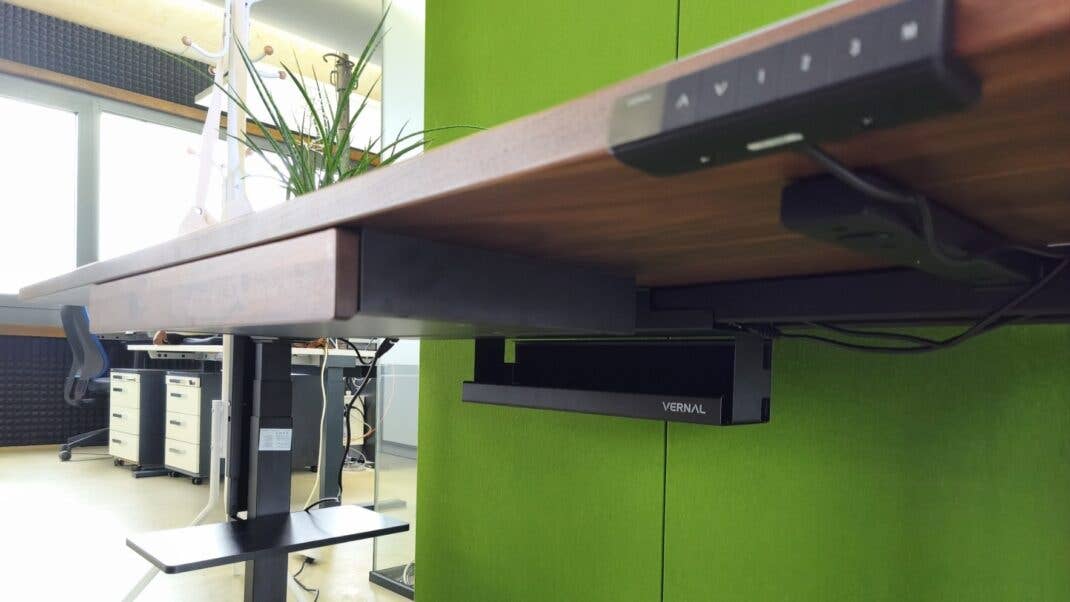Schublade, PC-Halterung und Kabelmanagement-Ablage unterm Schreibtisch