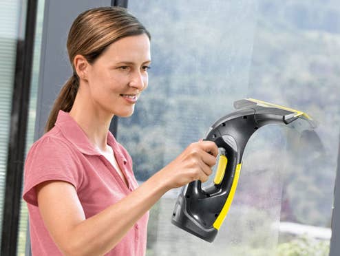 Eine Frau benutzt den Kärcher Fenstersauger
