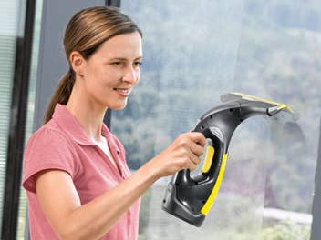 Eine Frau benutzt den Kärcher Fenstersauger