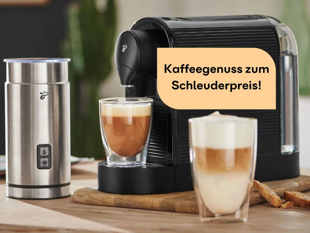 kaffeegenuss-zum-schleuderpreis-bei-mediamarkt Kaffeemaschine und Milchaufschäumer stehen auf einem Tisch. Zwei Becher mit Kaffee stehen davor.
