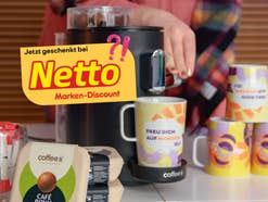 CoffeeB Kaffeemaschine im Hintergrund, daneben der Hinweis, dass es das Gerät bei Netto aktuell scheinbar geschenkt gibt.