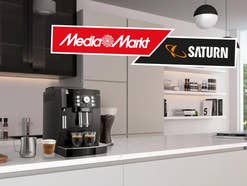 Ein Kaffeevollautomat von De'Longhi, der ein einer Küche steht. Daneben das MediaMarkt-Logo sowie ein aktuelles Angebot mit 51 Prozent Rabatt.