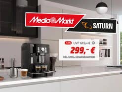 Ein Kaffeevollautomat von De'Longhi, der ein einer Küche steht. Daneben das MediaMarkt-Logo sowie ein aktuelles Angebot mit 51 Prozent Rabatt.