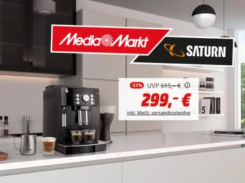 Ein Kaffeevollautomat von De'Longhi, der ein einer Küche steht. Daneben das MediaMarkt-Logo sowie ein aktuelles Angebot mit 51 Prozent Rabatt.