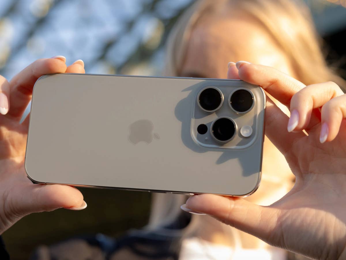 Eine Person macht ein Foto mit der Smartphone-Kamera