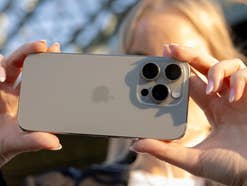 Eine Person macht ein Foto mit der Smartphone-Kamera