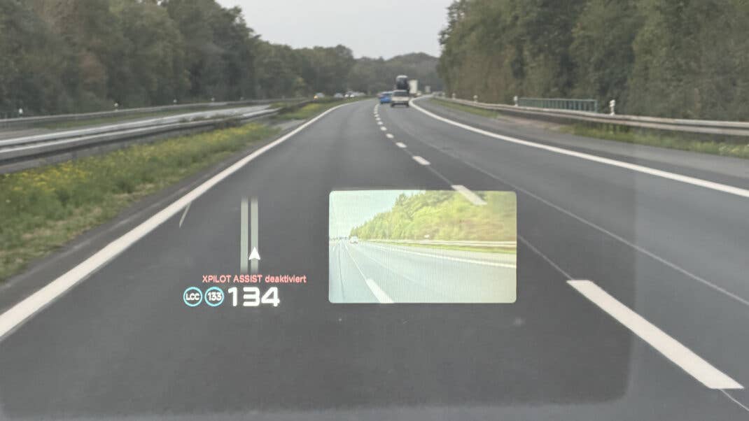 Kamerabild im Head-up-Display des Xpeng X9.