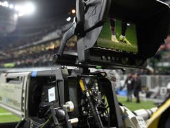 TV-Kamera in einem Fußballstadion