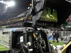 TV-Übertragung im Fußballstadion TV-Kamera in einem Fußballstadion