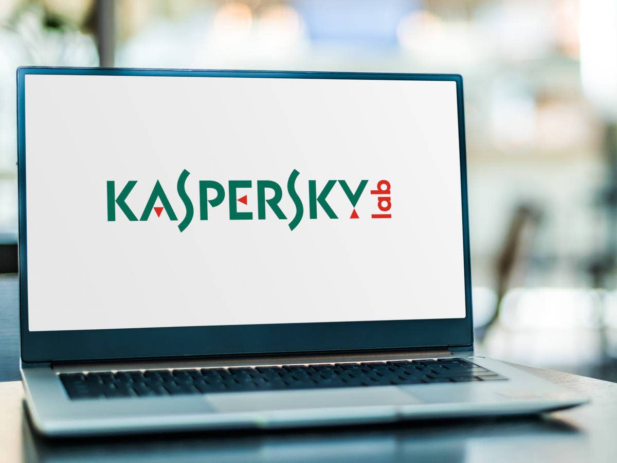 Kaspersky-Logo auf einem Notebook-Display.