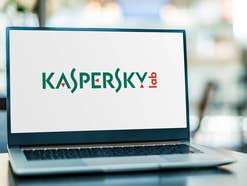 Kaspersky-Logo auf einem Notebook-Display.