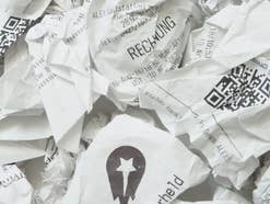 Ein Haufen zerknüllter Kassenzettel