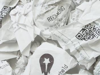 Ein Haufen zerknüllter Kassenzettel