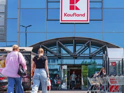 Kaufland-Eingang und Kunden