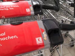 Ein Einkaufswagen mit Euro-Münze