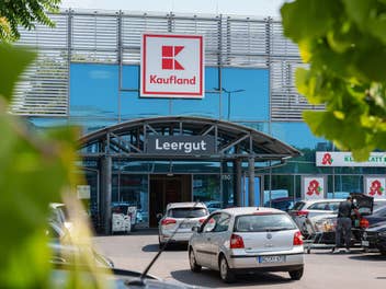 Kaufland-Parkplatz mit Autos