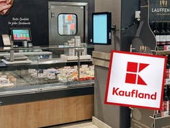 Kaufland-Bedientheke und Kaufland-Logo im Vordergrund