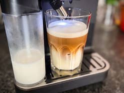 Kaxfree Kaffeemaschine bereitet einen Kaffee zu