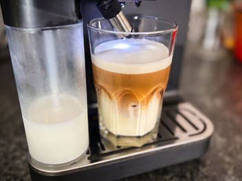 Kaxfree Kaffeemaschine bereitet einen Kaffee zu