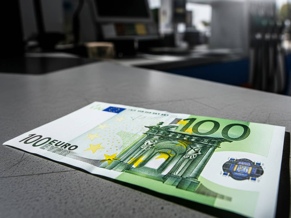 100-Euro-Schein an einer Kasse an einer Tankstelle.