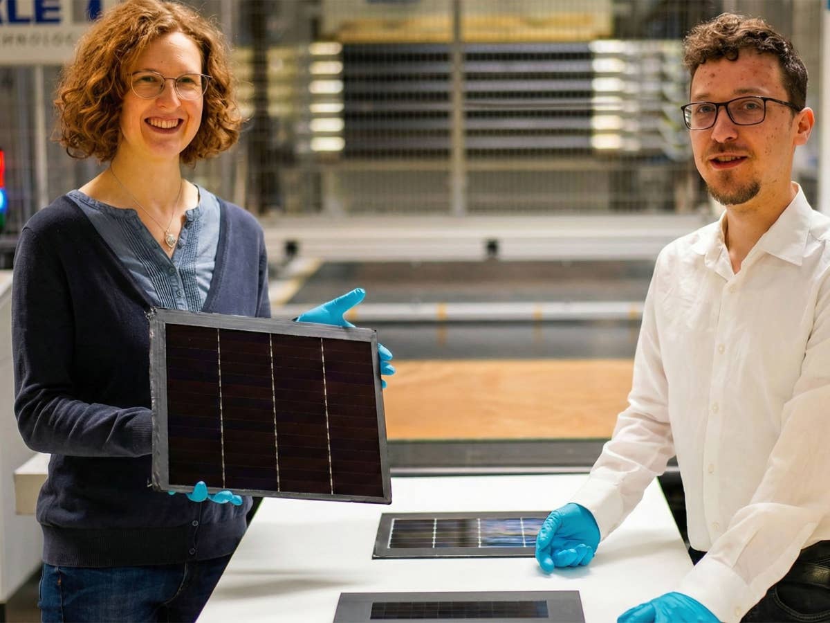 kein-reiner-laborrekord-effizientestes-solarmodul-von-fraunhofer-ise-gemeldet Solarmodul des Fraunhofer ISE von zwei Forschern präsentiert