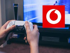 Eine Person spielt mit der PS5 ein Videospiel