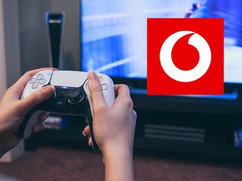 Eine Person spielt mit der PS5 ein Videospiel