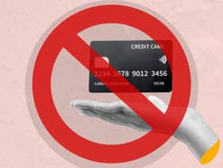 Bankkarte und Hand, darüber ein durchgestrichener roter Kreis