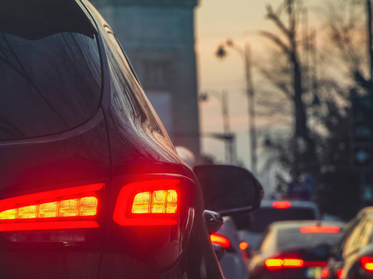 Rücklichter von Autos im Straßenverkehr.