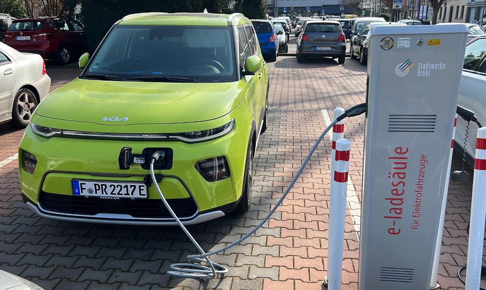 Kia e-Soul (2022) lädt an einer AC-Ladesäule.