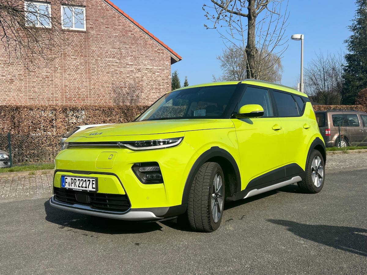 Kia e-Soul (2022) in der Front-Seitenansicht.