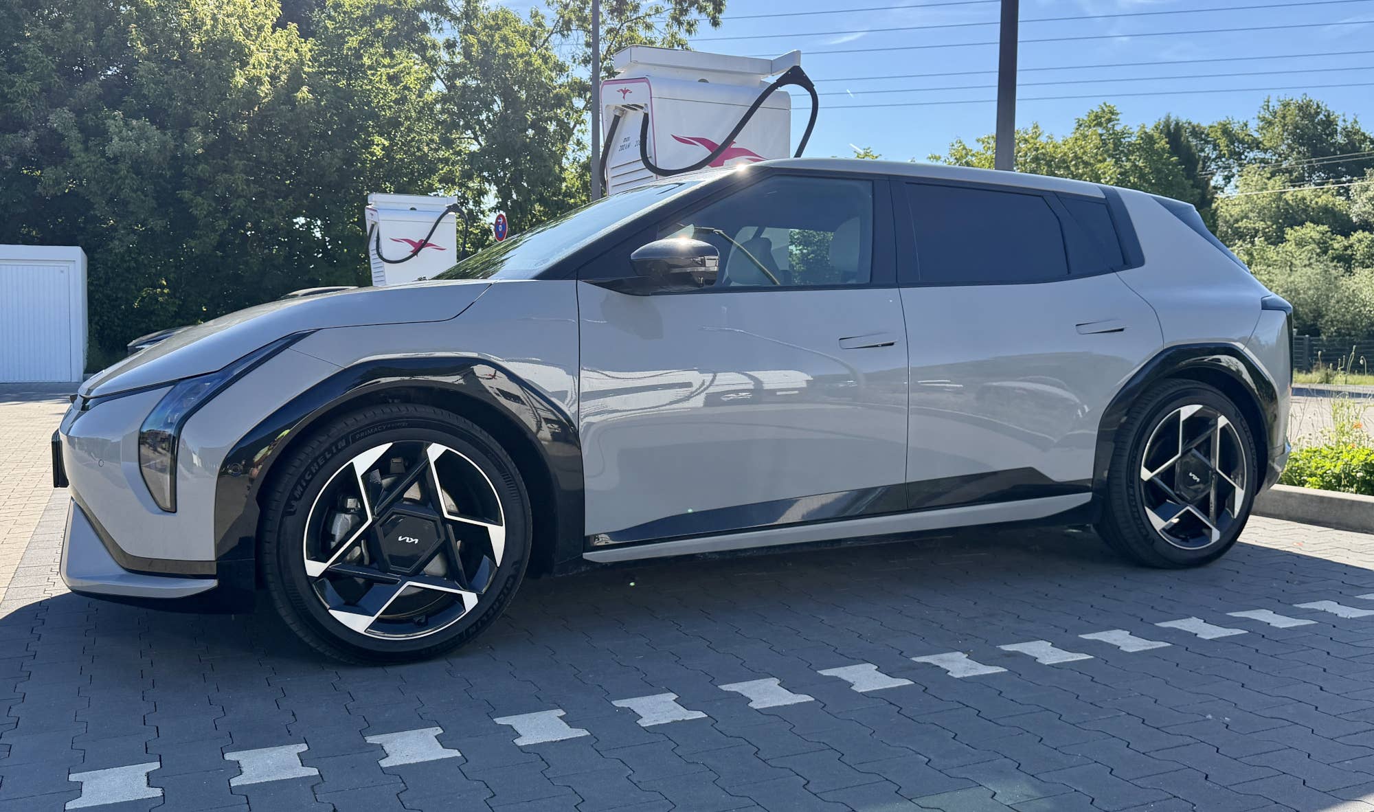 Kia EV4 an einer Ladesäule von IONITY.