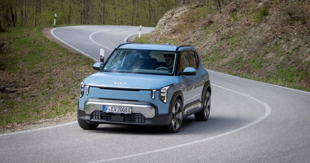 Kia EV2 bei der Fahrt in der Frontansicht.