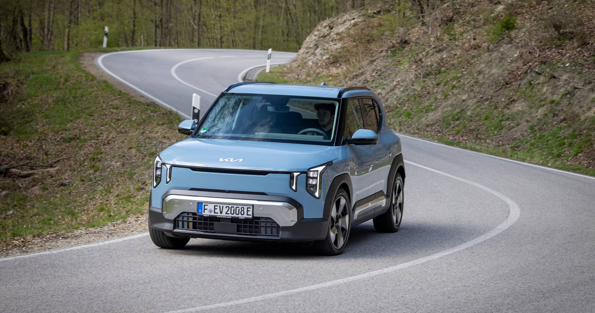Kia EV2 bei der Fahrt in der Frontansicht.