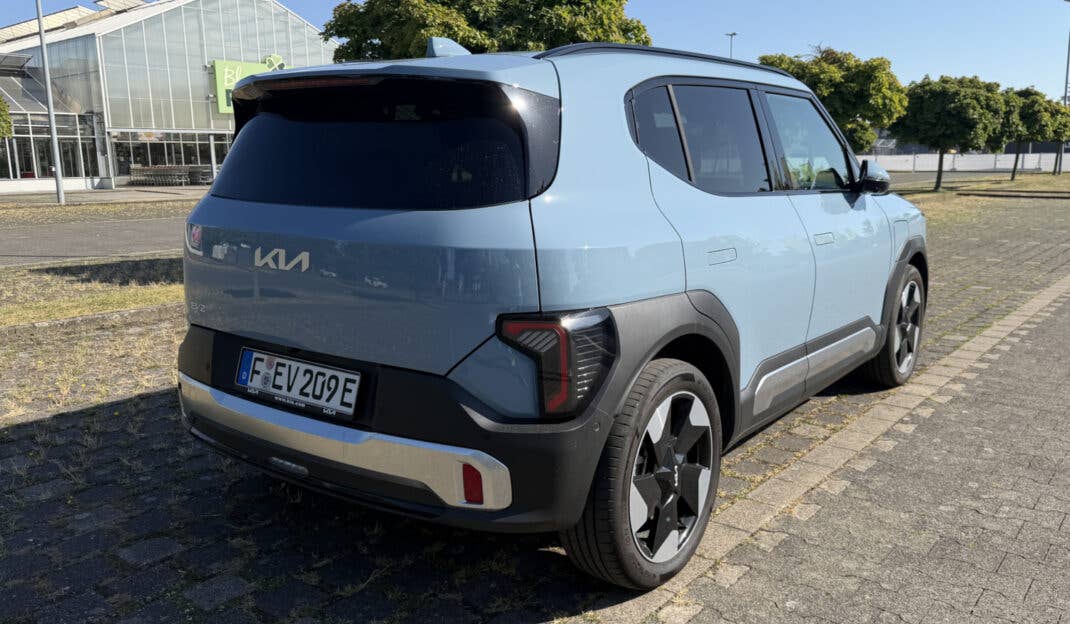 Kia EV2 in der Heckansicht.