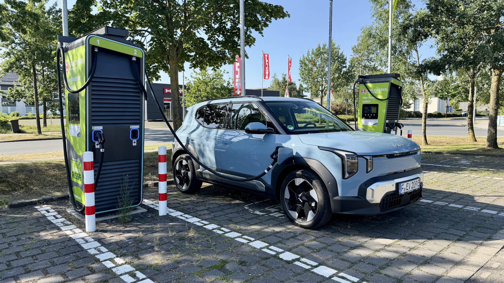 Kia EV2 an der Schnellladesäule.