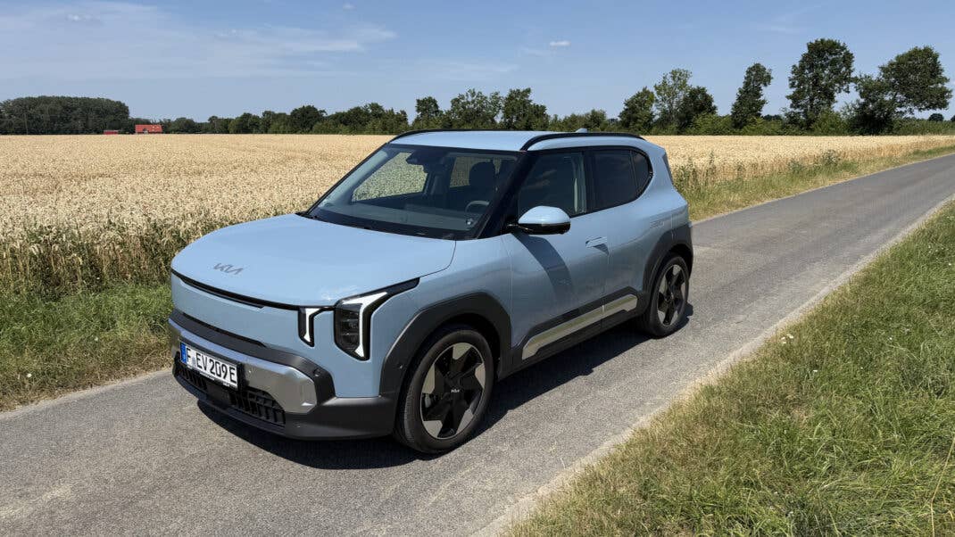 Kia EV2 in der seitlichen Frontansicht.