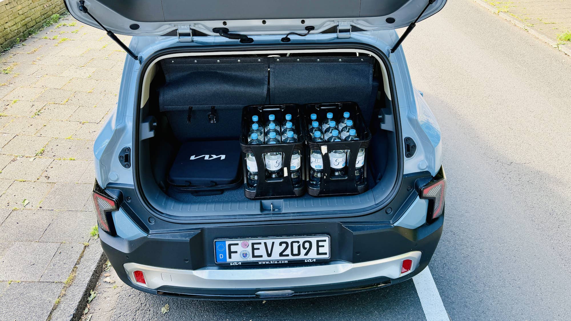 Kofferraum des Kia EV2 mit Getränkekisten.