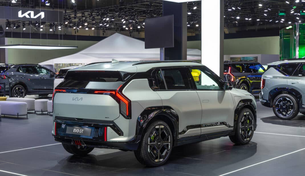 Kia EV3 GT in der Heckansicht.
