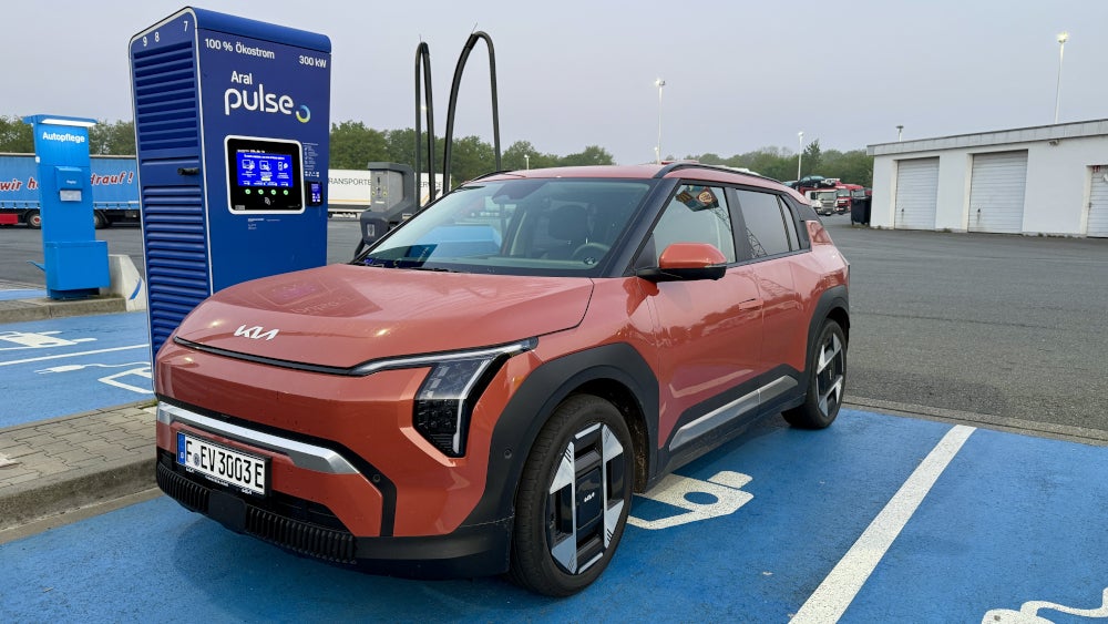 Kia EV3 parkend an einer Ladesäule von Aral Pulse.