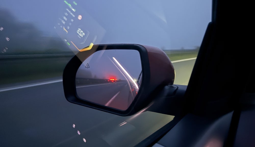 Kia EV3 im Test - Ambientebeleuchtung spiegelt sich im Seitenspiegel.