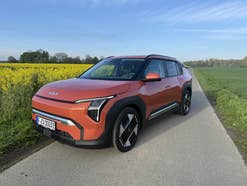 Kia EV3 in der seitlichen Frontansicht.