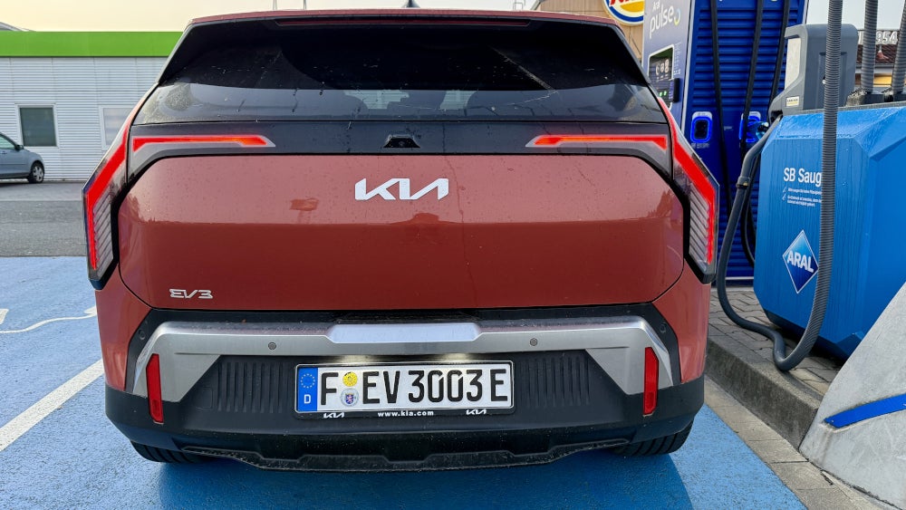 Heckansicht des Kia EV3.