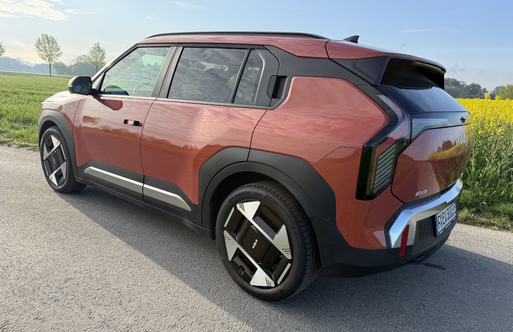 Kia EV3: seitliche Heckansicht.