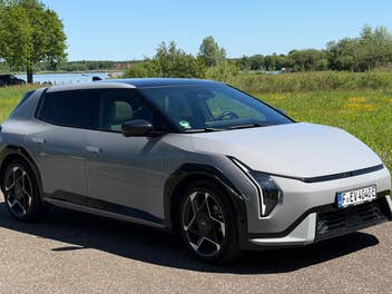 Kia EV4 an einem See in Emmen geparkt.