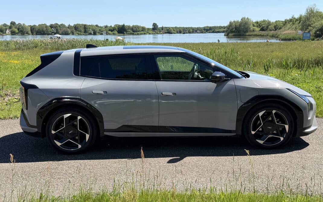 Kia EV4 in der Seitenansicht.