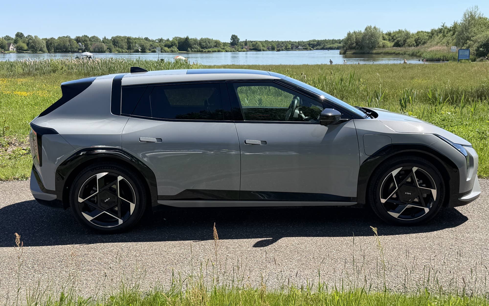 Kia EV4 in der Seitenansicht.
