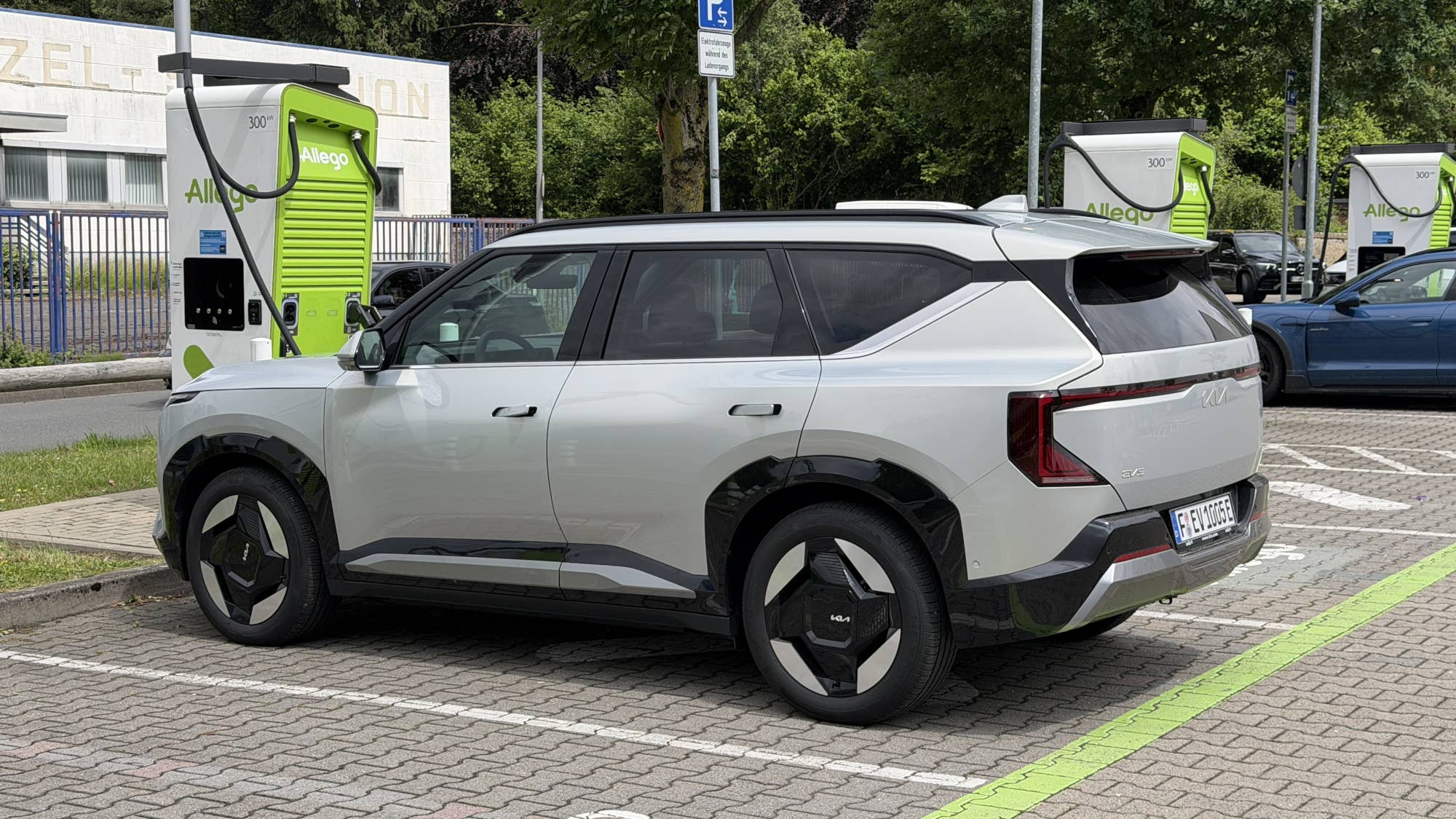 Kia EV5 an einer Ladesäule in der Heckansicht.