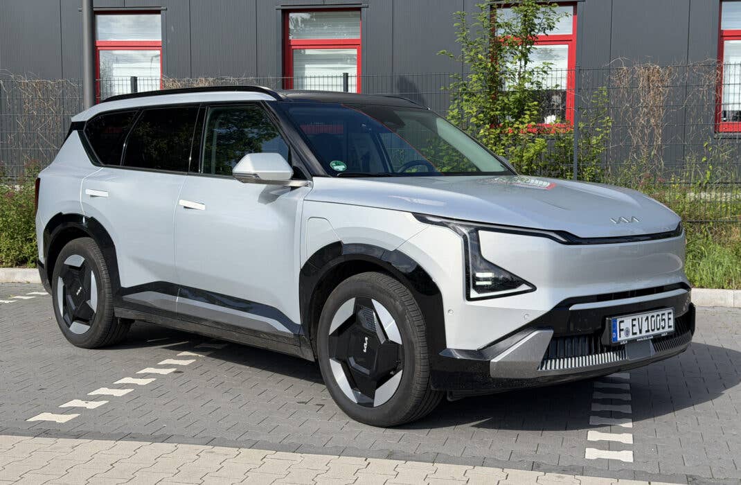 Kia EV5 seitliche Frontansicht.
